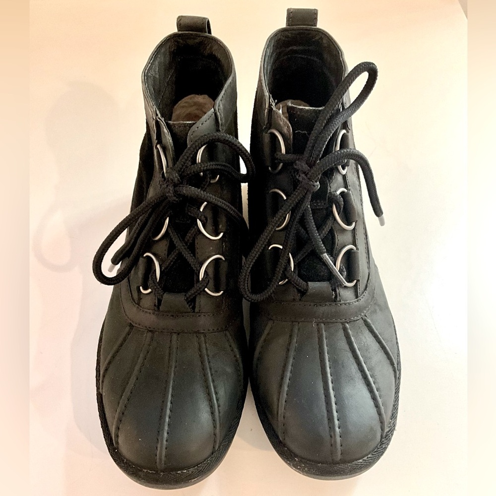 Heather Ugg Pure Wool Lined Waterproof Lace Up Booties EUC size 7.5 black